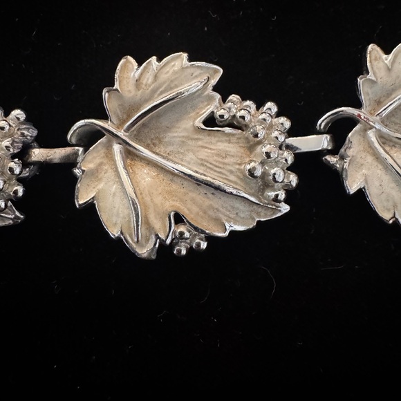 Elegant Silver / White Enamal Leaf Bracelet - Picture 3 of 7